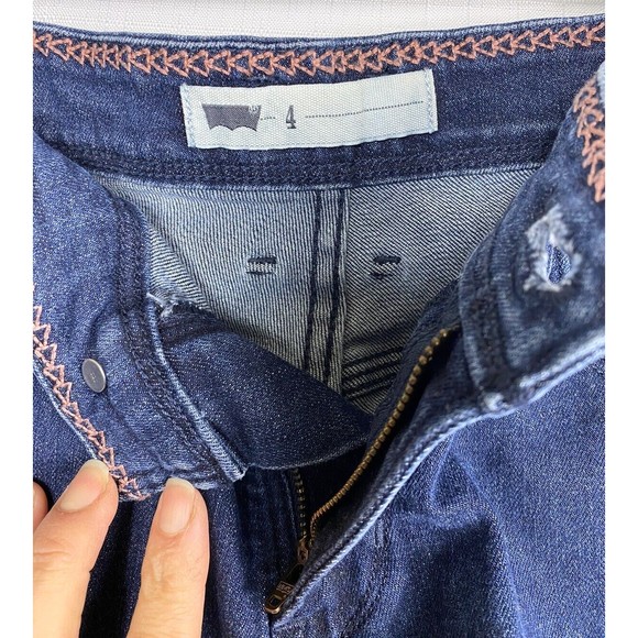 Levi’s Classic Shorts Women’s Denim Casual 4" Inseam Zipper Fly 5 Pocket Size 4 - Picture 4 of 14
